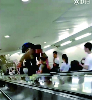 男子地铁“攀岩”扶梯涉嫌违法已涉嫌危害轨道交通设备设施安全(图2)