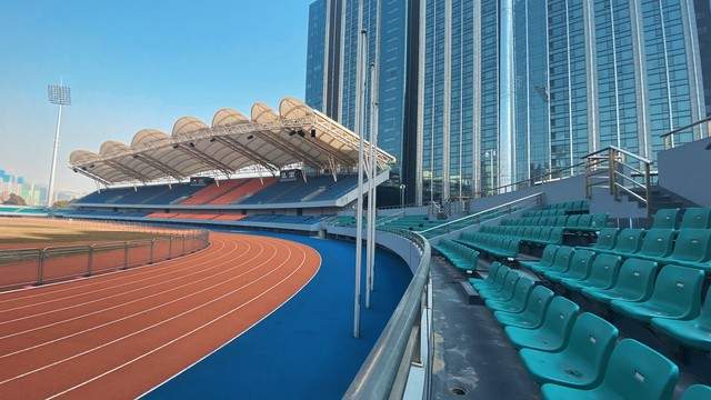 塑胶跑道的华丽变身：揭秘其施工全过程(图2)