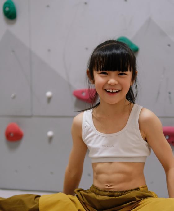 我8岁长沙女孩喜欢攀岩有8块腹肌跟41岁妈妈有同款马甲线(图4)