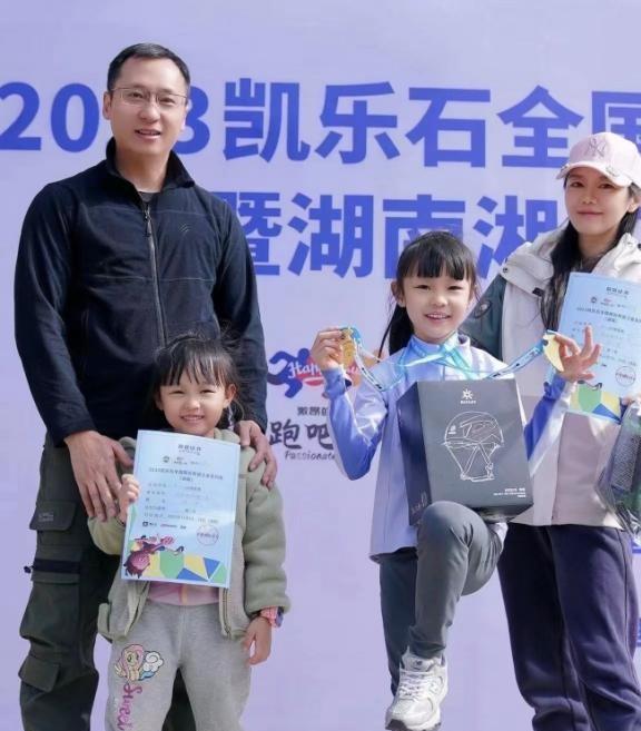 我8岁长沙女孩喜欢攀岩有8块腹肌跟41岁妈妈有同款马甲线(图8)