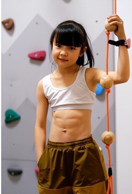 我8岁长沙女孩喜欢攀岩有8块腹肌跟41岁妈妈有同款马甲线(图11)