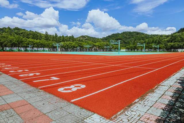 混合型塑胶跑道：运动场上的新宠儿