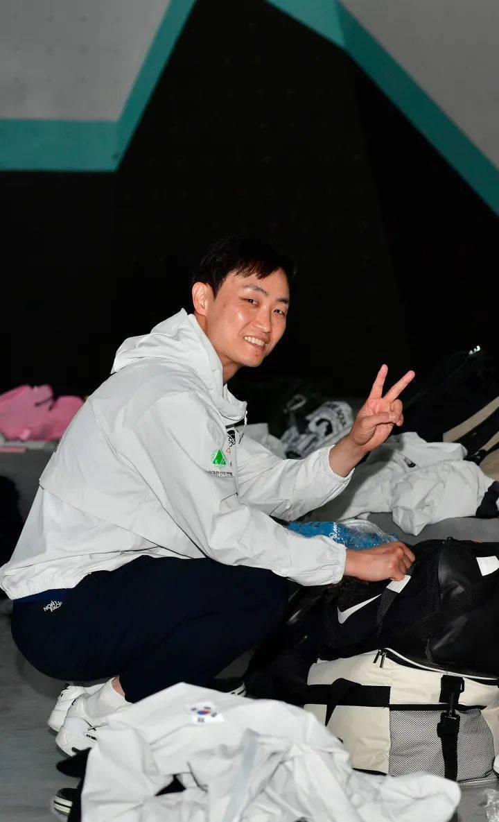 聚焦“亚少赛”丨韩国代表队教练：攀岩中心设施设备齐全场馆环境优美(图2)