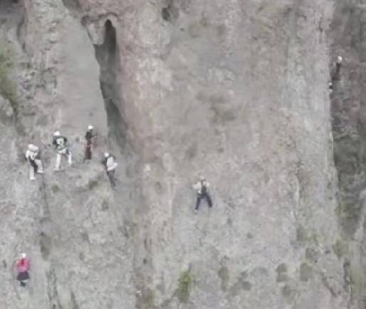 攀岩拥堵游客挂半山腰1小时景区：害怕可叫救援300元一位！(图2)
