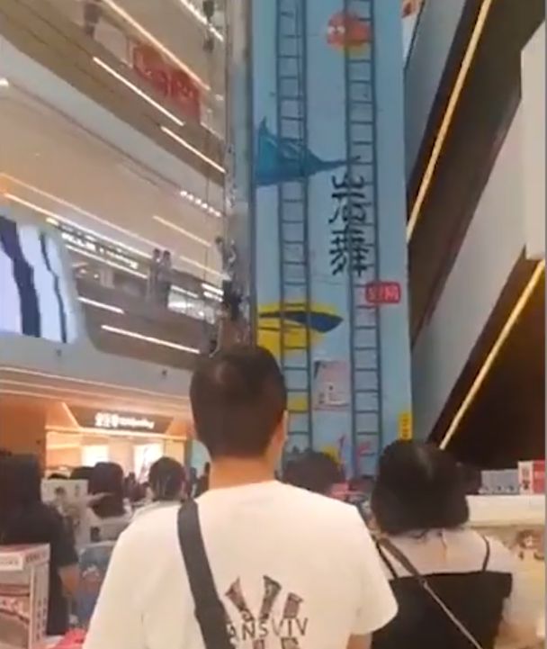 广州一商场室内攀岩发生坠落事故商场回应：设备原因孩子骨折！(图2)
