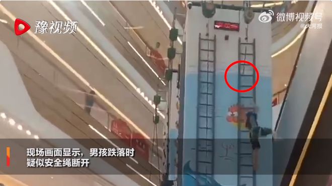 广州一商场突发！7岁男攀岩发生高处坠落(图1)
