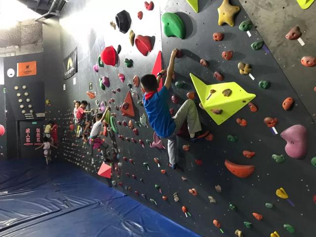 探店丨儿童攀岩了解一下可以“飞檐走壁”的那种(图24)