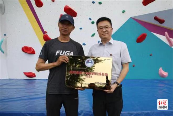 石室阳安学校攀岩基地揭幕助力青少年体育事业发展(图2)