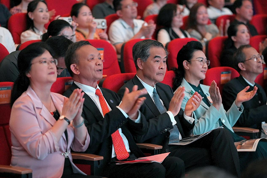 深圳香港培侨书院龙华信义学校第一届毕业典礼举行64学子受凭(图3)