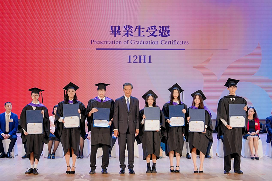 深圳香港培侨书院龙华信义学校第一届毕业典礼举行64学子受凭(图2)