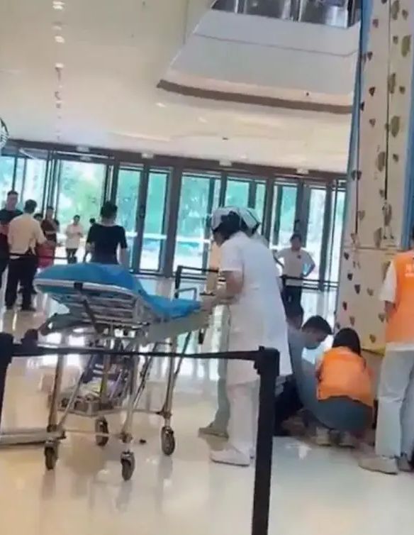 女童玩攀岩坠落后续：已去世年仅7岁局长曝细节妈妈崩溃大哭(图8)