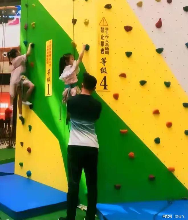 天线岁女童商场攀岩坠落死亡这位年轻妈妈泪都哭干(图2)