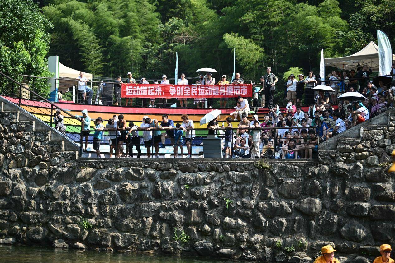 攀岩运动助力乡村振兴浙江省水上攀石大赛在杭州临安举行(图4)