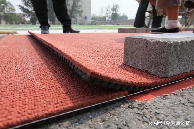 《预制型塑胶跑道：高性能运动场地的卓越选择(图2)