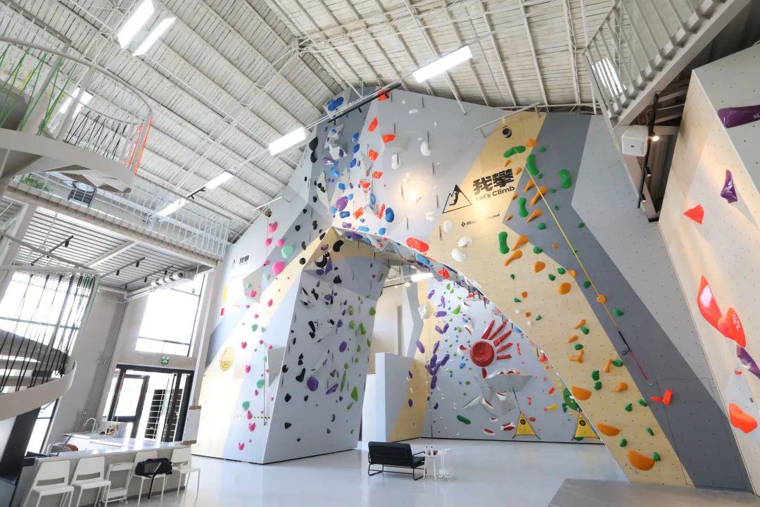 岩壁上挂满了逃离职场的打工人(图2)