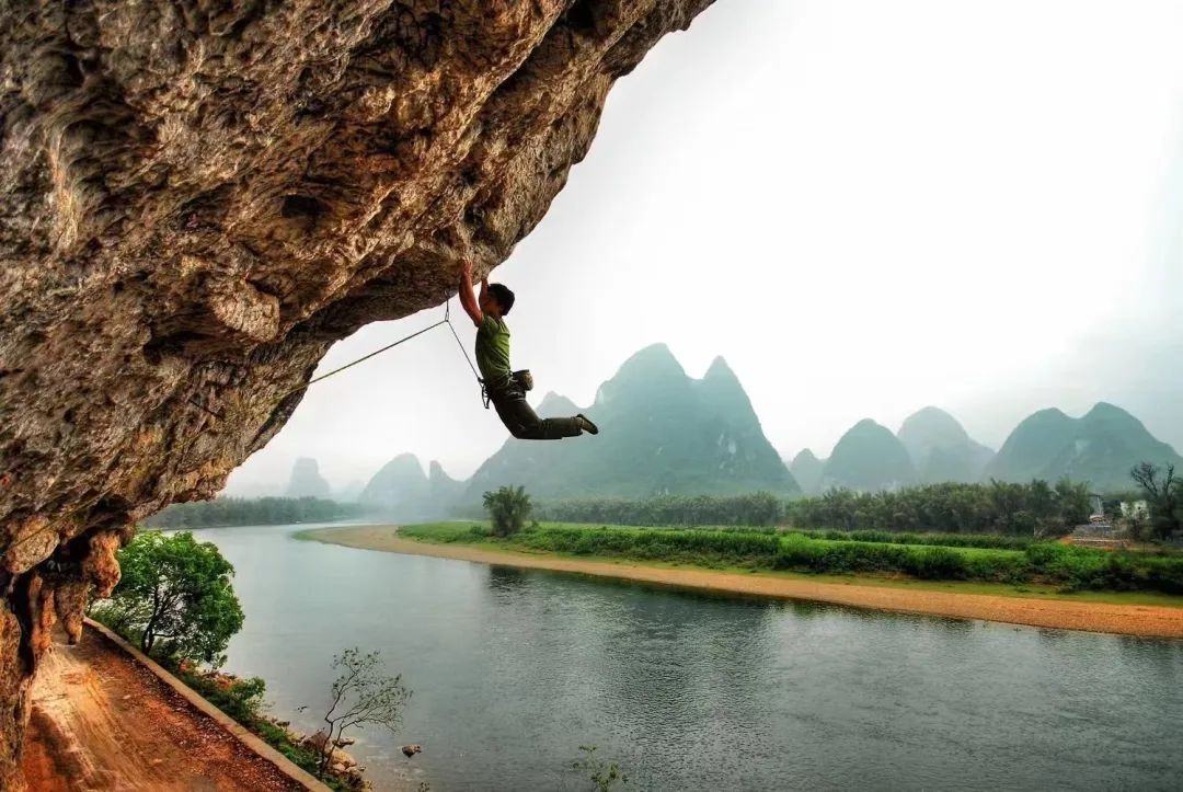 岩壁上挂满了逃离职场的打工人(图11)