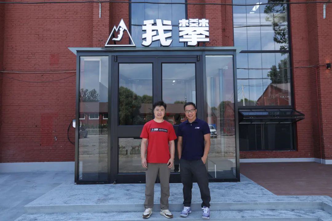 岩壁上挂满了逃离职场的打工人(图3)