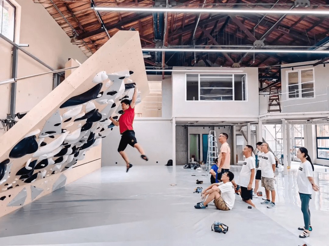 岩壁上挂满了逃离职场的打工人(图5)