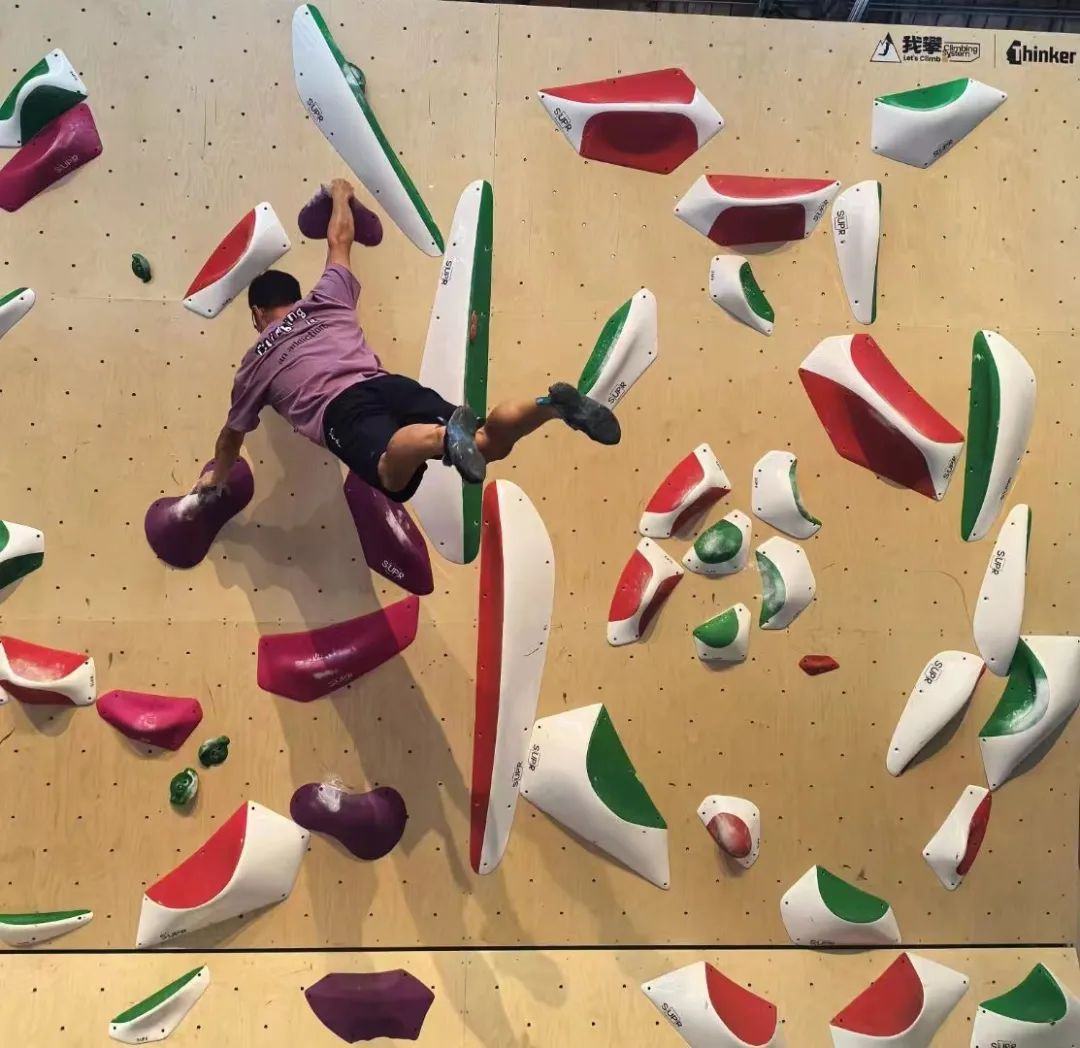 岩壁上挂满了逃离职场的打工人(图4)