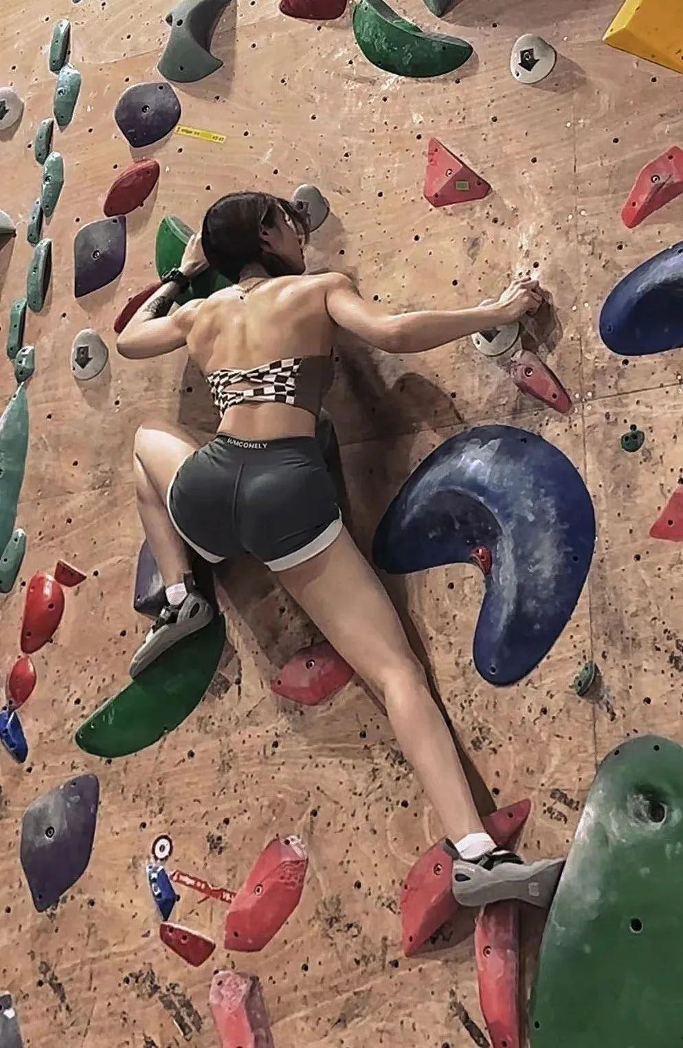 岩壁上挂满了逃离职场的打工人(图6)