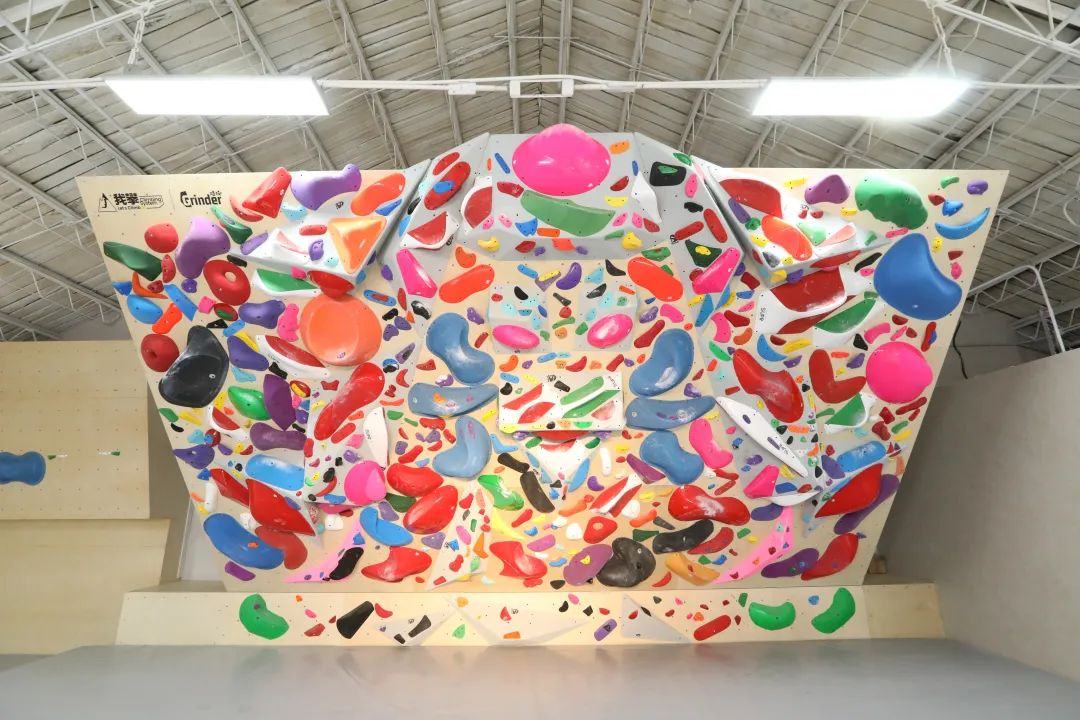 岩壁上挂满了逃离职场的打工人(图7)