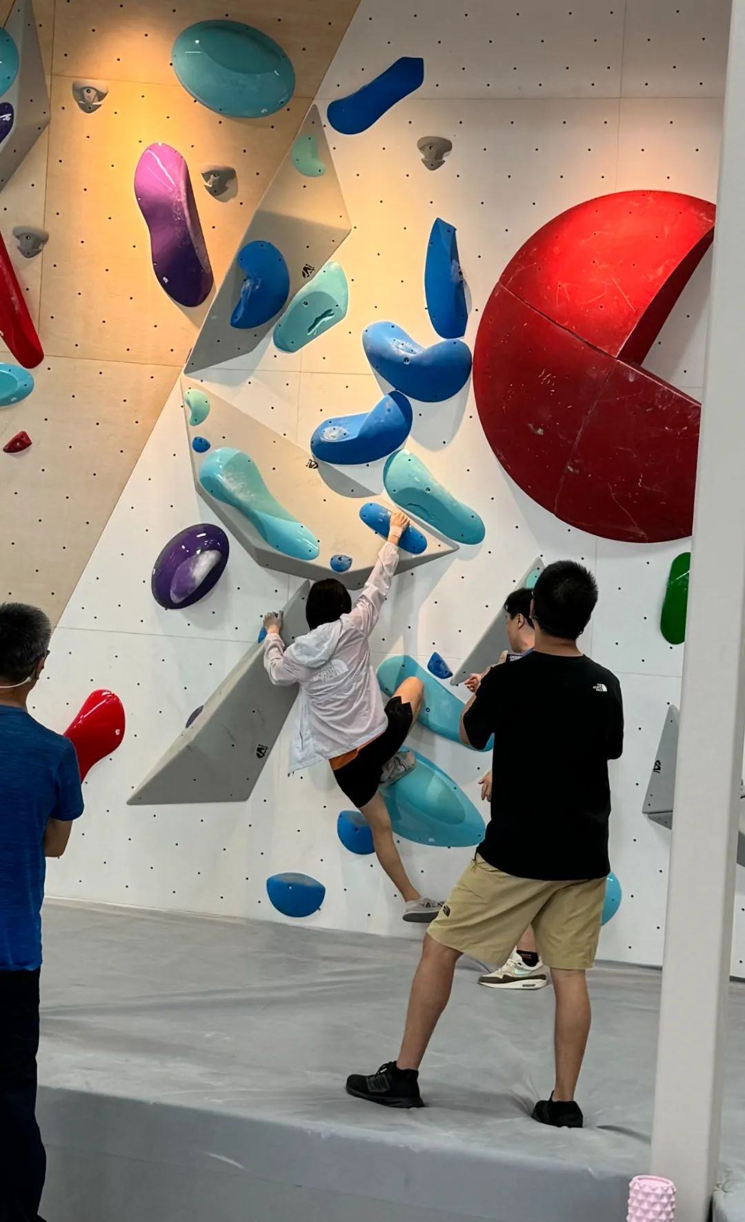 岩壁上挂满了逃离职场的打工人(图13)