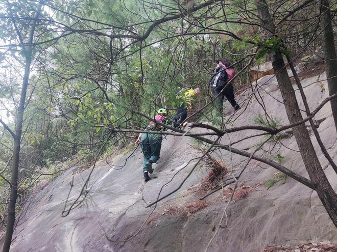 重庆悬崖上的步道居然有小朋友去攀登