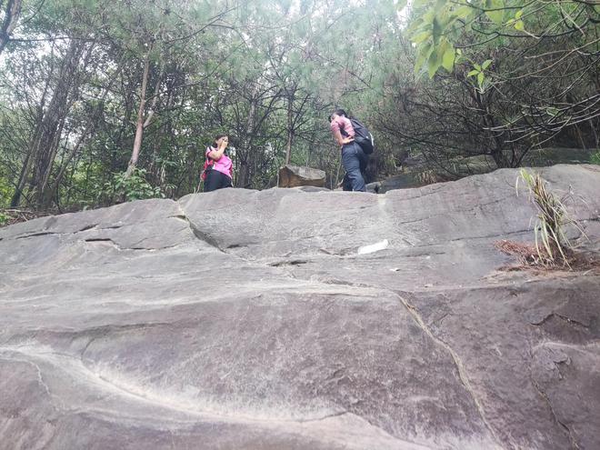 重庆悬崖上的步道居然有小朋友去攀登(图3)