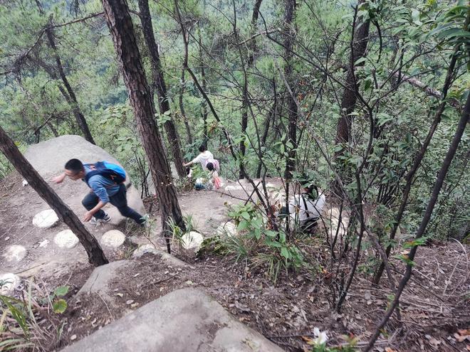 重庆悬崖上的步道居然有小朋友去攀登(图4)