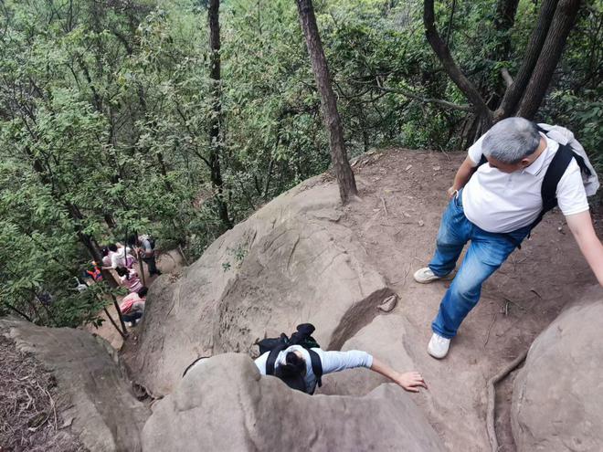 重庆悬崖上的步道居然有小朋友去攀登(图6)