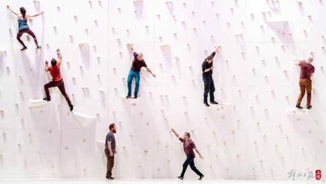 攀岩走钢索原地起飞…这部法国舞蹈名作来到上海呈现极限运动之美