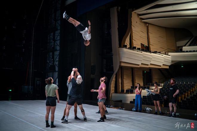 攀岩走钢索原地起飞…这部法国舞蹈名作来到上海呈现极限运动之美(图4)