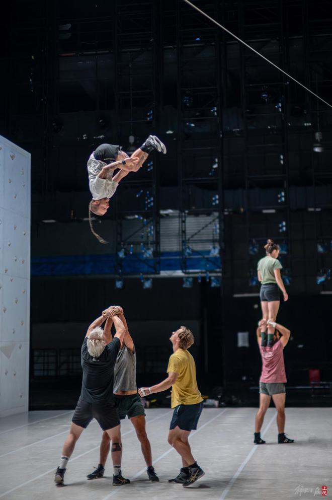 攀岩走钢索原地起飞…这部法国舞蹈名作来到上海呈现极限运动之美(图9)