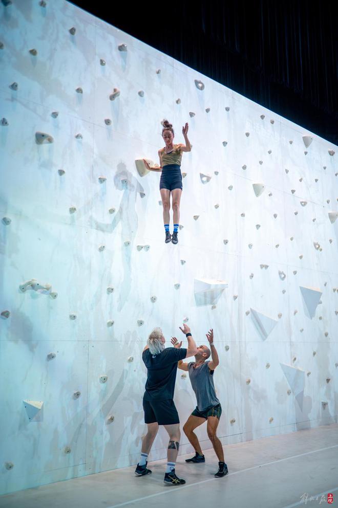 攀岩走钢索原地起飞…这部法国舞蹈名作来到上海呈现极限运动之美(图8)