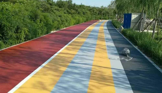 塑胶跑道作为一种环保、安全、耐久的运动场地材料(图1)