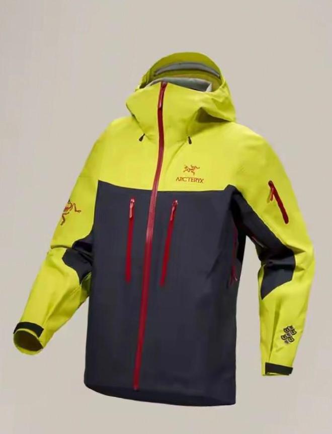 年入315亿！“收割”中产的冲锋衣1件3000元起网友：智商税