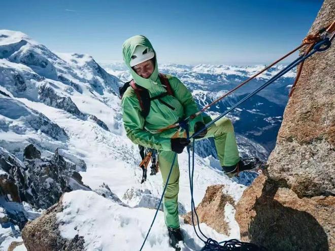 年入315亿！“收割”中产的冲锋衣1件3000元起网友：智商税(图3)