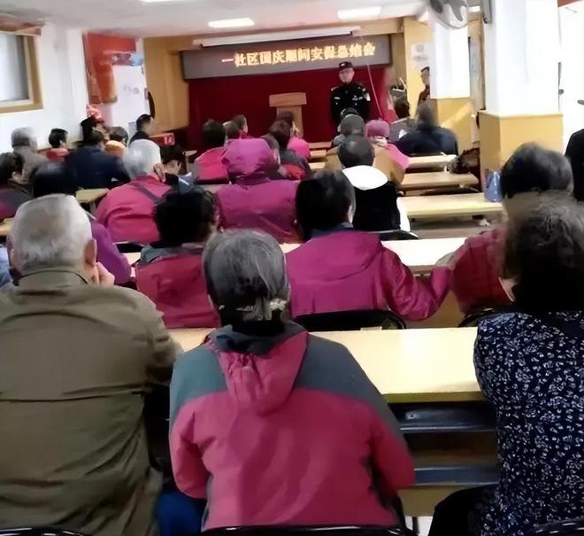 年入315亿！“收割”中产的冲锋衣1件3000元起网友：智商税(图5)