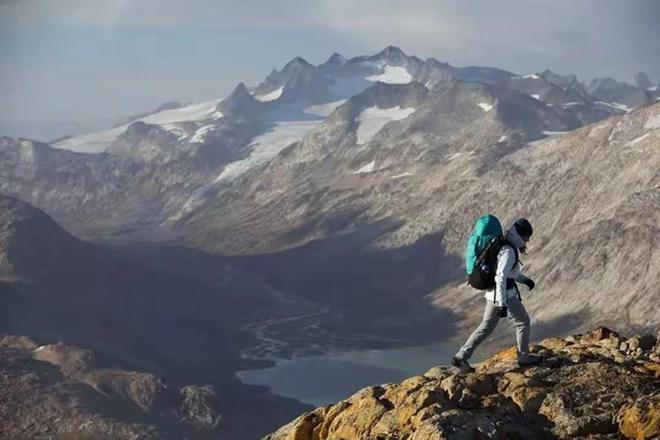 年入315亿！“收割”中产的冲锋衣1件3000元起网友：智商税(图7)