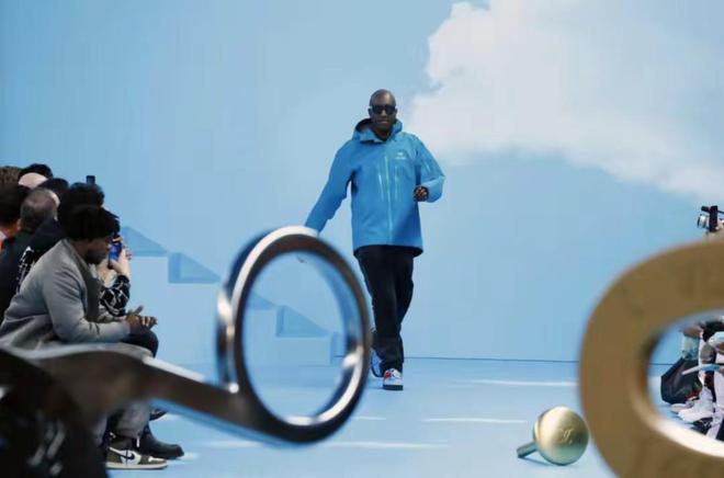 年入315亿！“收割”中产的冲锋衣1件3000元起网友：智商税(图9)