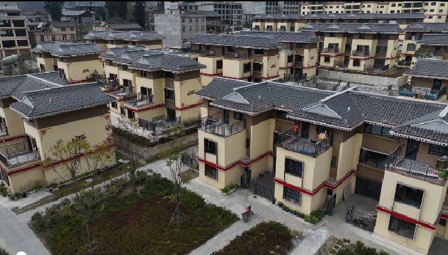 四川泸定：生活“焕新”产业“向新”群众安心