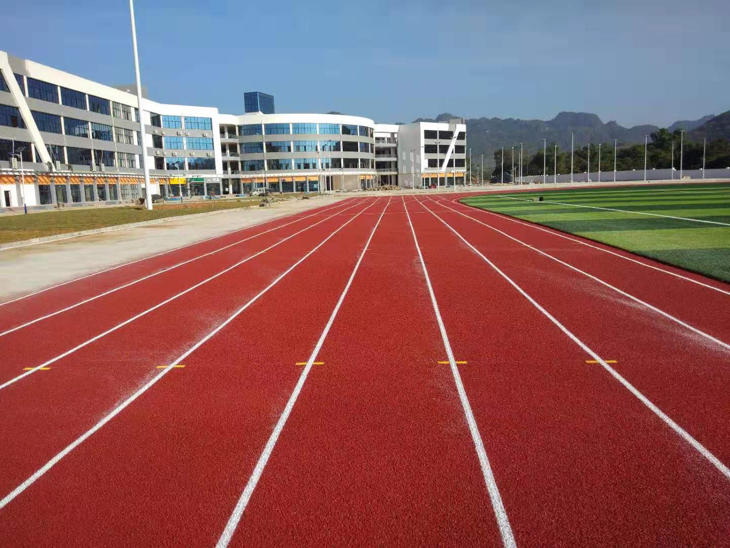 塑胶跑道铺设时应该注意什么？