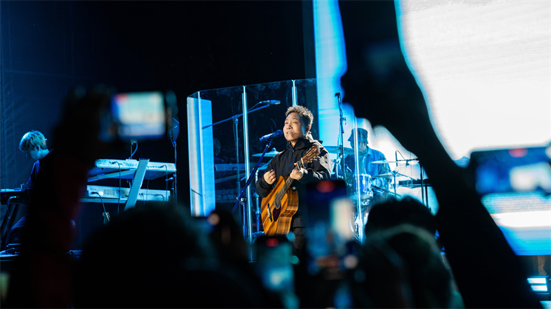 垂直向上自由进阶韩寒、许巍亮相阳朔助阵2024始祖鸟国际攀岩山地课堂开幕(图2)