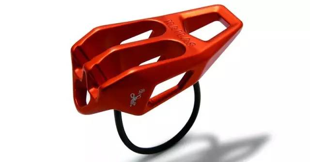 出行好物无限风光在险峰：高山攀岩必备装备(图2)