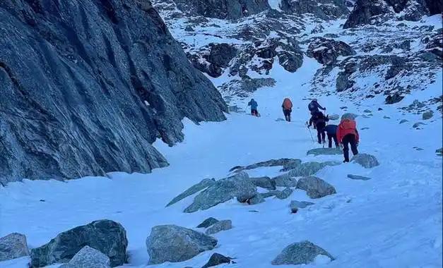 24岁驴友徒步贡嘎失联60天徒步队在冰海子发现遗体已面目全非(图5)