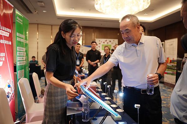 杰锐体育聚焦跑道卷材挤出工艺共话体育场馆未来(图2)