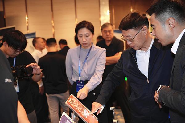 杰锐体育聚焦跑道卷材挤出工艺共话体育场馆未来(图3)