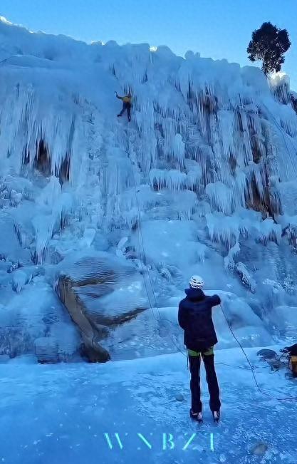 曝王一博在北京挑战攀冰装备简陋冻得鼻脸通红10月份刚受重伤