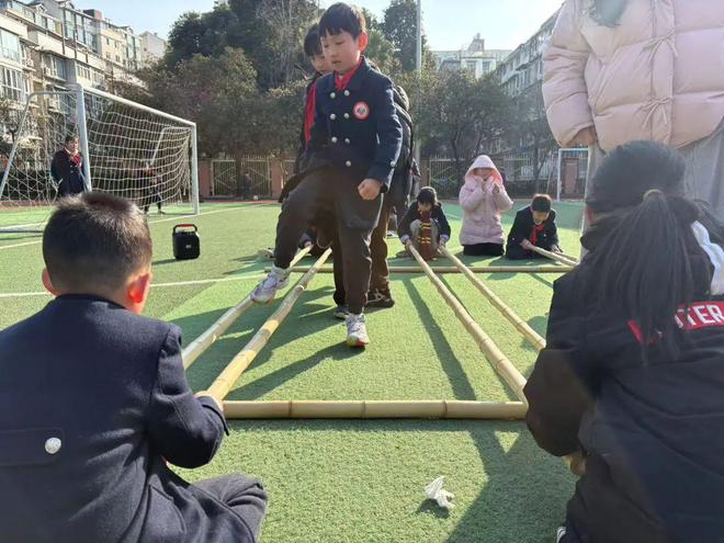 青羊娃课间“一刻”的开心不止多5分钟！(图2)