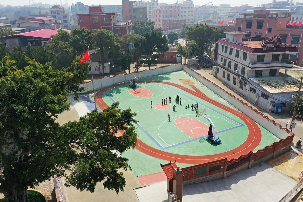 为这样的善举点个赞！石狮坑东乡贤给学校捐了一个塑胶运动场